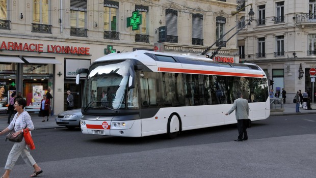 Lyon : le trolleybus C3 à l'approche