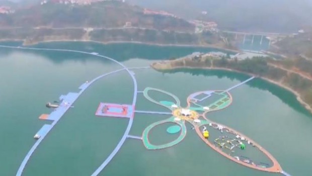 China : Incredible floating walkway