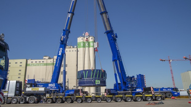 Deux grues Demag lèvent un tunnelier à Kehl