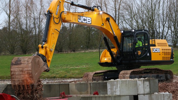 Pelles JCB : des moteurs qui mettent la gomme