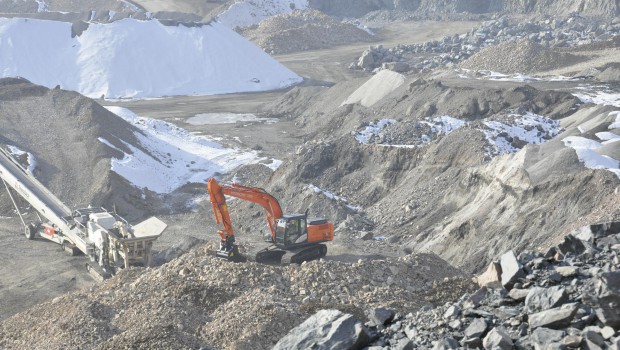 Une pelle Hitachi de 20 t en carrière près de Lyon