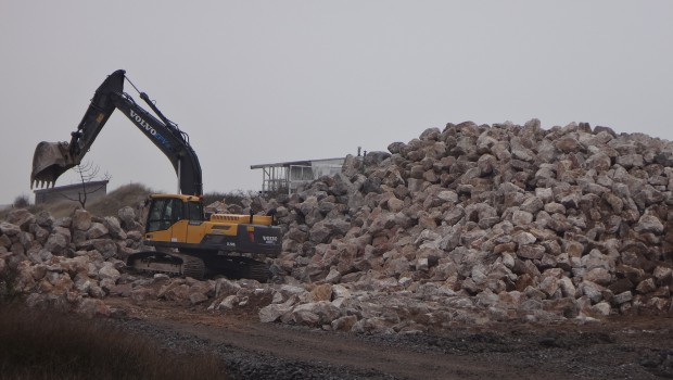 Spie batignolles nord reconstruit la digue de Sangatte