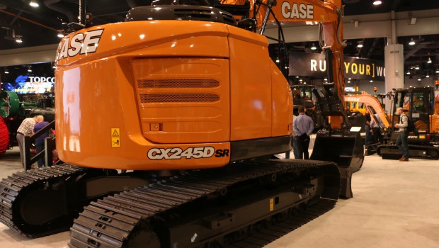 Case lance sa nouvelle pelle à rayon court