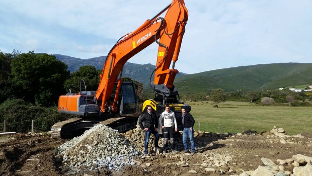 Le godet concasseur de MB fait une incursion en Corse