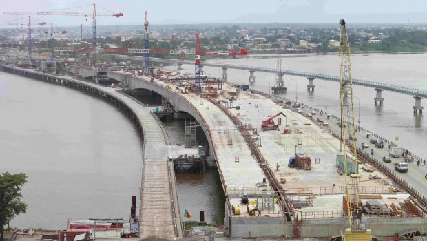 Le béton s’élance sur le Wouri