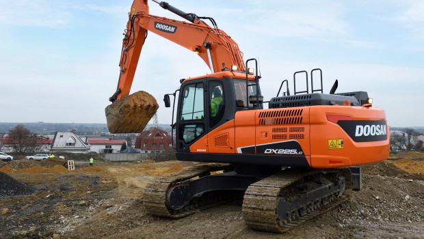 Nouvelle pelle sur chenilles Stage IV chez Doosan