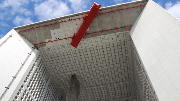 Eiffage livre la paroi sud rénovée de la Grande Arche de La Défense