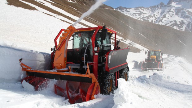 JCB - Villeton: le Fastrac Snow fait son show