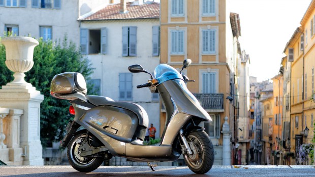 Estrosi adopte les scooters électriques Eccity