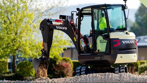 Un 1er prototype de mini pelle 100% électrique