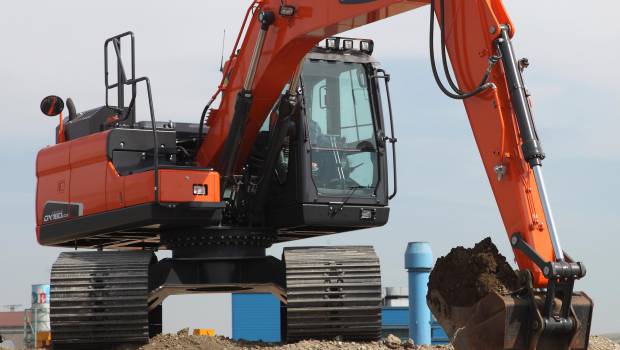 Deux nouvelles pelles Doosan à châssis inférieur surélevé