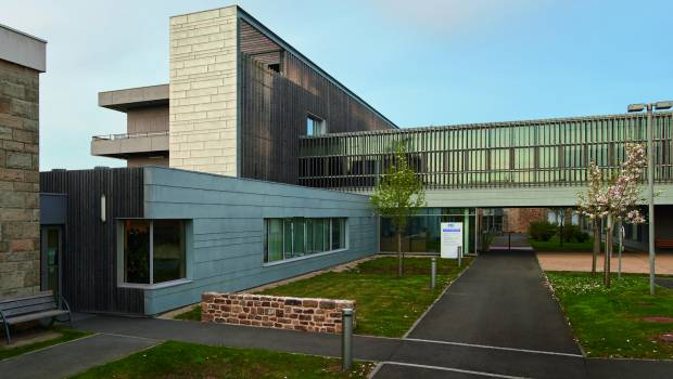 Manche : l'hôpital Saint-James s'habille de zinc-titane