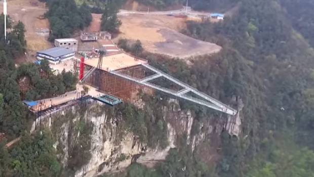 INSOLITE - Une passerelle en verre donnant sur le vide !