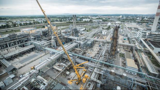 Une Demag AC 1000-9 à la raffinerie OMV de Vienne