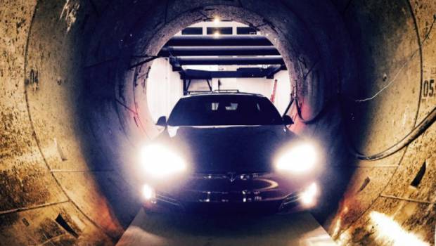 Un Tesla S dans le tunnel de The Boring Company