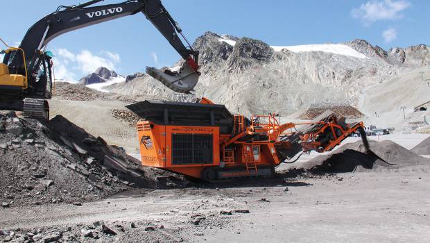 Un concasseur Rockster au pied du glacier Tiefenbach