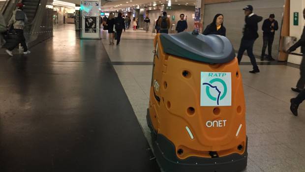 Un robot nettoyeur en gare de La Défense
