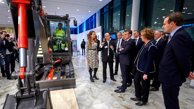En Suède, Macron découvre la mini pelle électrique de Volvo CE