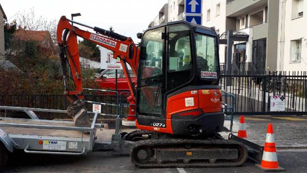 La mini-pelle, fidèle au poste