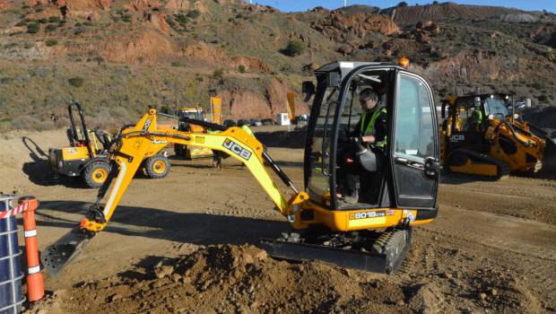 La mini-pelle fait le job