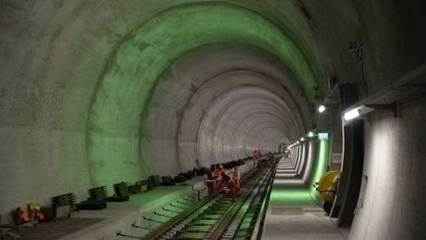 Premiers rails dans le tunnel de base du Ceneri