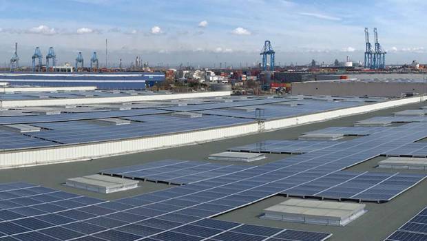 Des panneaux photovoltaïques recouvrent la toiture de Médiaco Energie