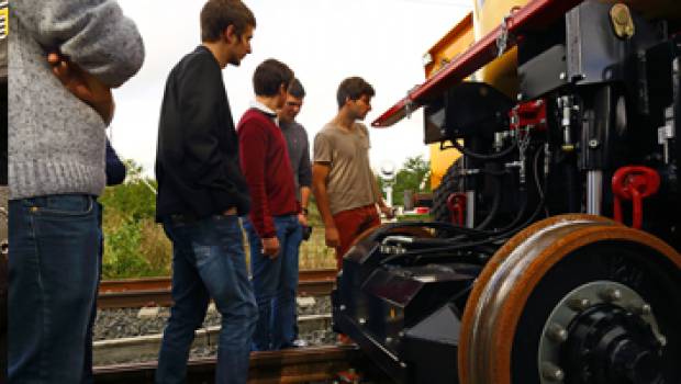 Qui veut apprendre à conduire une pelle rail-route ?