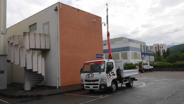 Benne et grue sur Fuso Canter 3C13