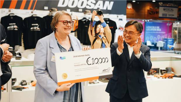 Doosan remet 10 000€ à la Fondation BTP Plus