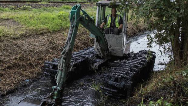 Une pelle amphibie pour les petits plans d'eau