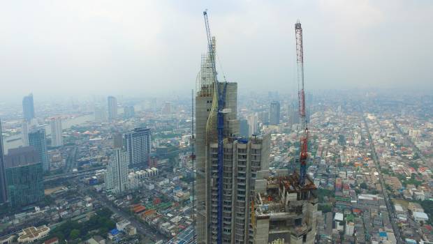 Linden Comansa dans la skyline de Bangkok