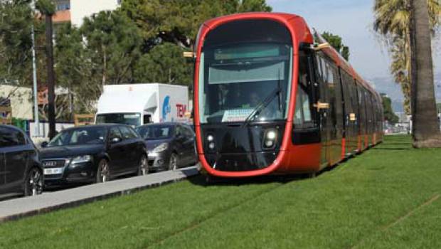 Nice : la ligne 2 du tram dans le dernier virage