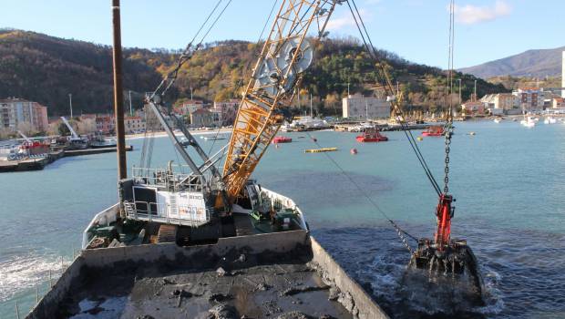 Liebherr drague dans le port de Vado Ligure