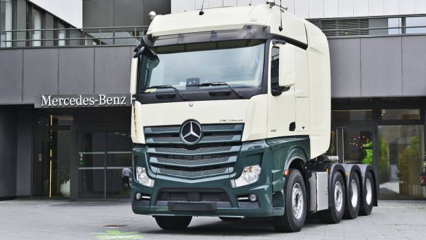 Mercedes-Benz Trucks livre les deux premiers tracteurs SLT en France