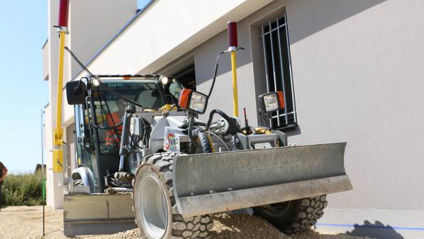 1er essai de la mini-niveleuse Stehr SUG20 - Lomater chez CS VRD