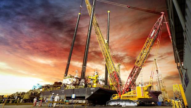 Une Demag CC 3800-1 en action sur un chantier naval aux Emirats arabes unis