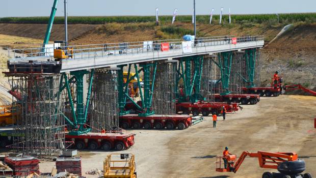 Ligne H : un pont-rail enjambe l’A16