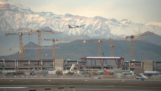 23 grues Liebherr à l’œuvre sur l’extension de l’aéroport Santiago du Chili