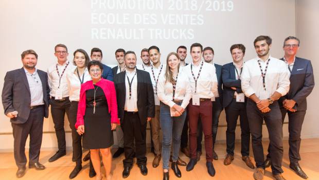 12 élèves diplômés de l'école des ventes Renault Trucks