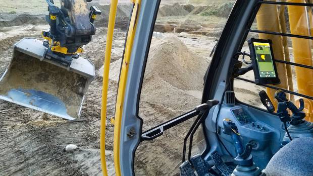 Engcon maintient le godet à la bonne inclinaison avec Trimble