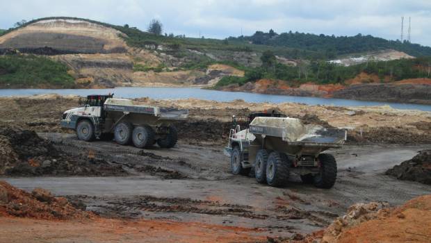 10 tombereaux TA400 Terex Trucks s'affairent sur une mine en Indonésie