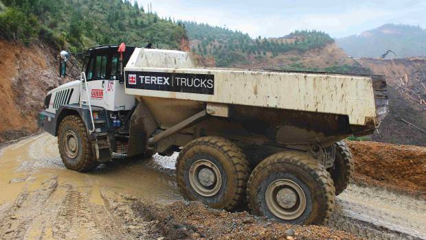 Deux tombereaux Terex Trucks à flanc de colline en Nouvelle-Zélande