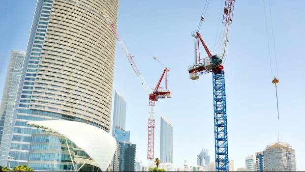 Deux grues Raimondi dans le ciel d'Abu Dhabi