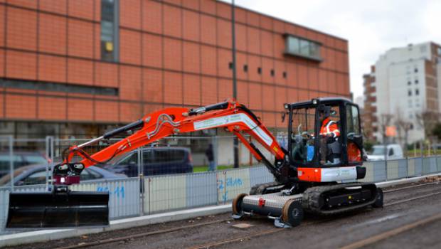 Une pelle ferroviaire sur chenilles taille XS !