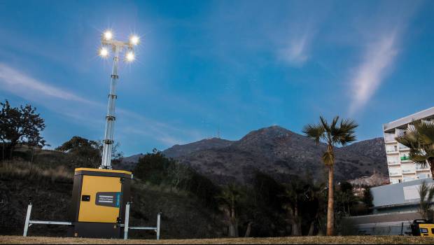 Un mât d'éclairage LED Atlas Copco alimenté par batterie