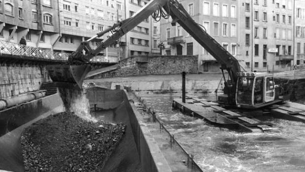 Une pelle amphibie Remu sur le Gère