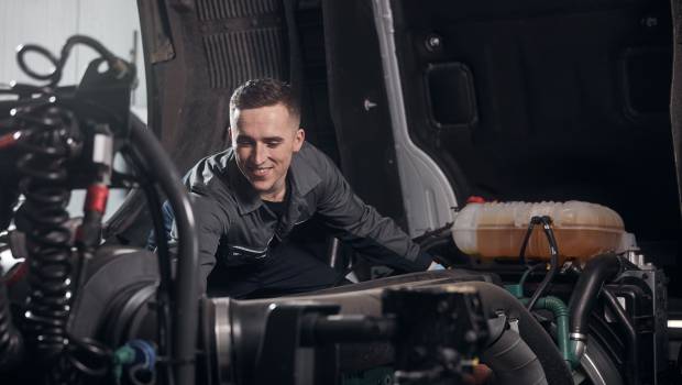 Volvo Trucks forme des techniciens poids lourds en France