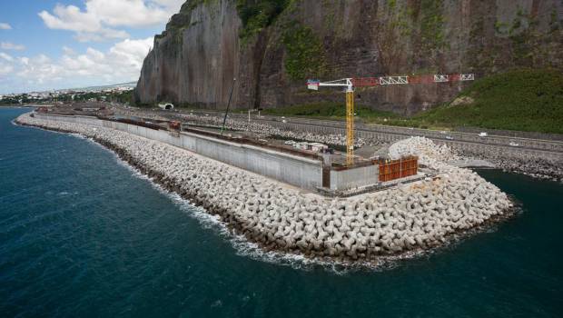 Nouvelle Route du Littoral: des accropodes « se brisent comme du verre »