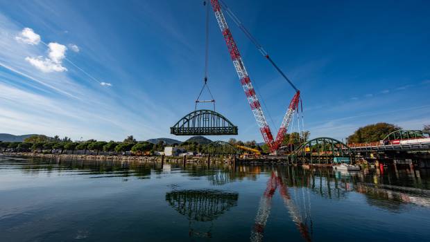 Une Demag CC 3800-1 pour démanteler un ancien pont près de Cannes