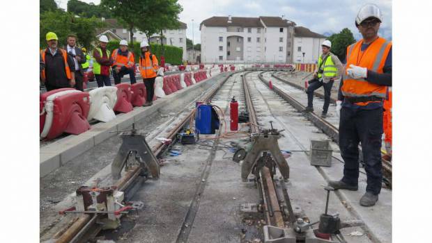 Grenoble : la soudure symbolique de l’extension du tram A